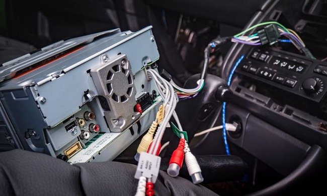 Mobile car stereo installer